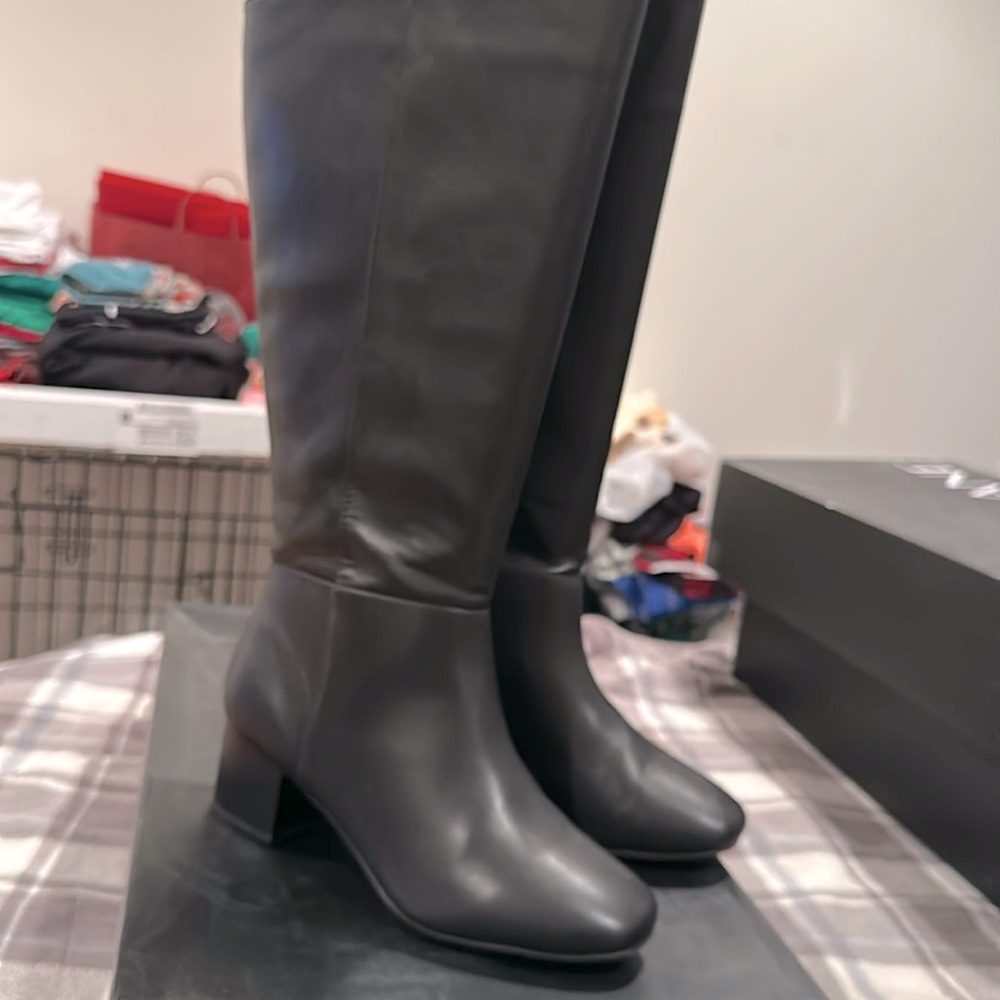 Excellent condition, extra wide calf heeled boot 8W